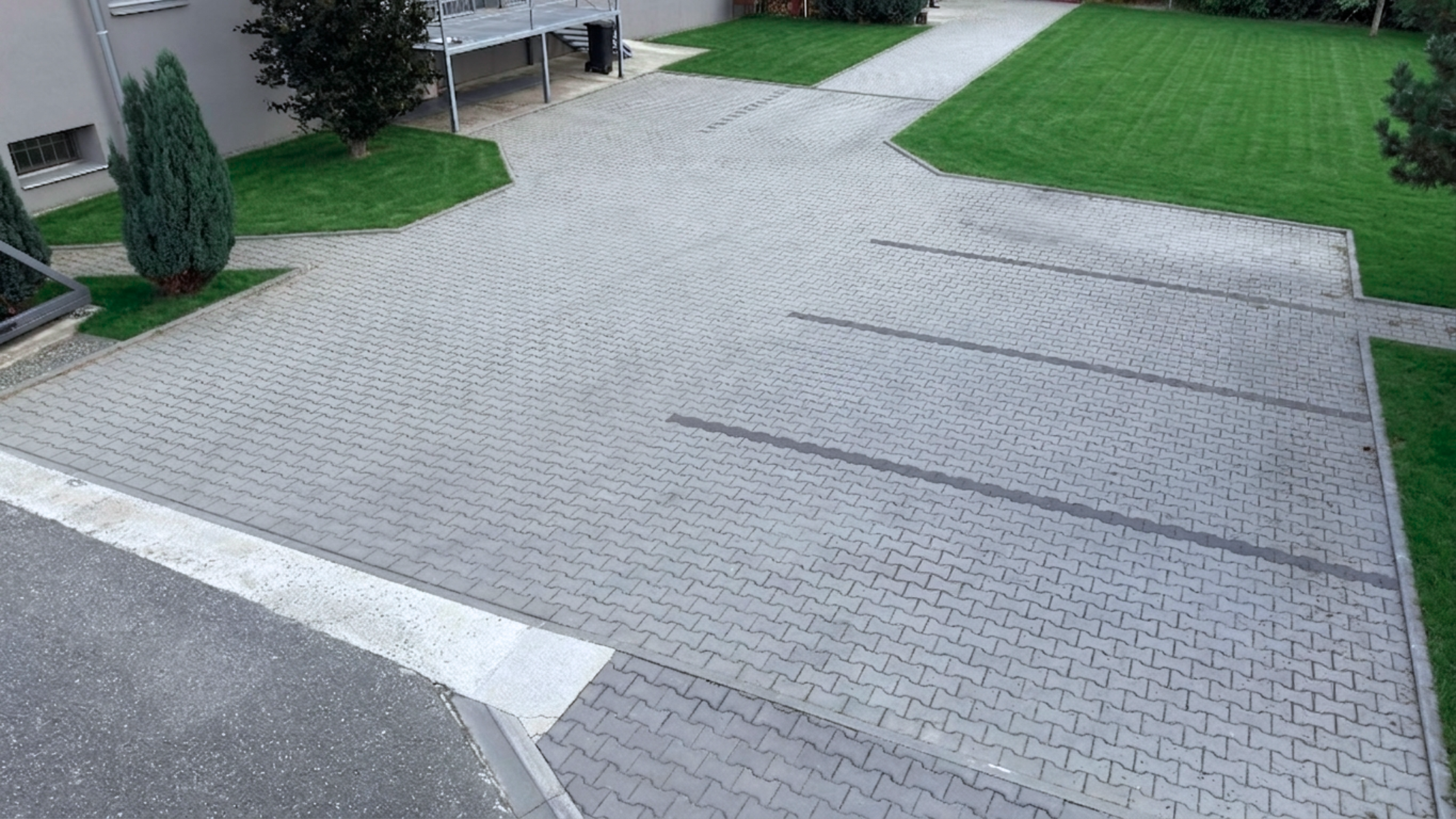 PARKOVIŠTĚ VE DVOŘE ZLEVA